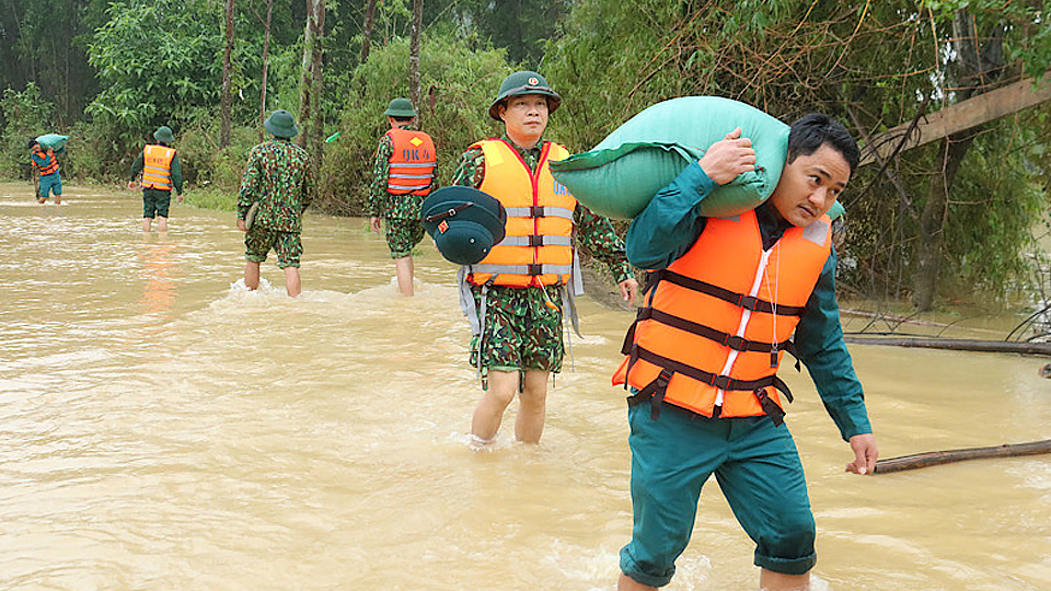Nghệ An: Quân đội tiếp tế nhu yếu phẩm cho người dân vùng lũ