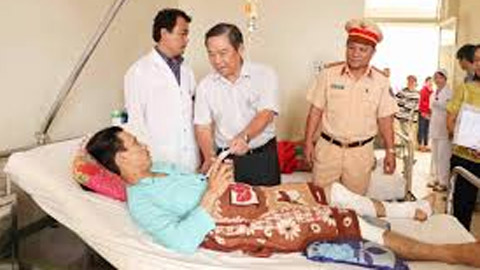 Ban An toàn giao thông tỉnh thăm, tặng quà nạn nhân tai nạn giao thông huyện Xuân Trường và thành phố Nam Định