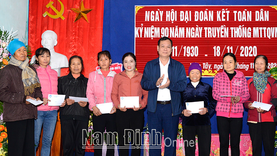 Đồng chí Phó Bí thư Thường trực Tỉnh ủy dự Ngày hội Đại đoàn kết toàn dân tộc tại xã Yên Phương
