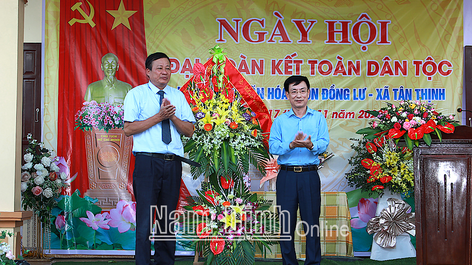 Đồng chí Chủ tịch UBND tỉnh dự ngày hội Đại đoàn kết toàn dân tộc thôn Đồng Lư, xã Tân Thịnh