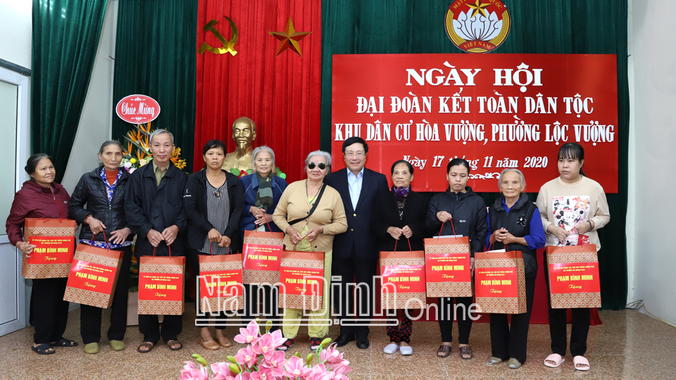 Đồng chí Phạm Bình Minh, Ủy viên Bộ Chính trị, Phó Thủ tướng Chính phủ dự Ngày hội Đại đoàn kết toàn dân tộc tại Khu dân cư Hòa Vượng