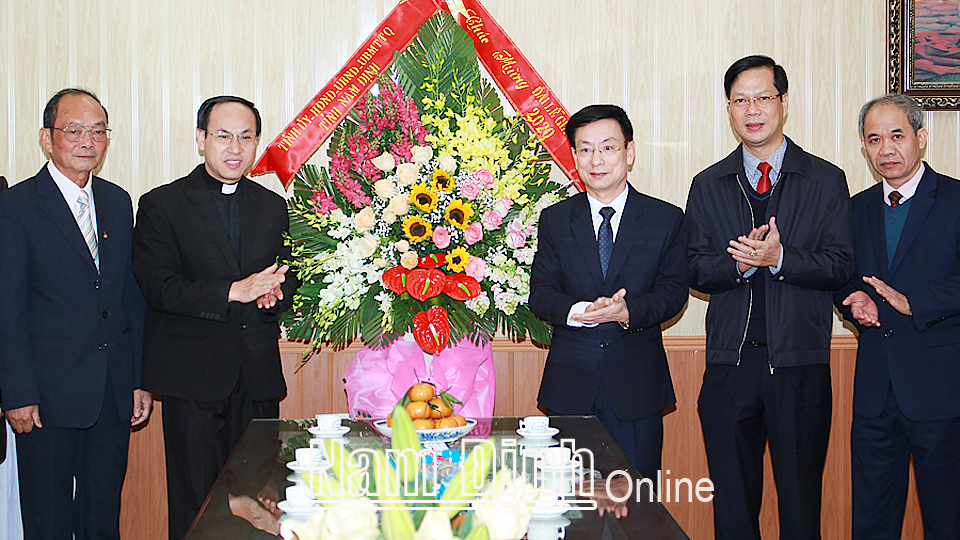 Đồng chí Chủ tịch UBND tỉnh chúc mừng Toà Giám mục Hà Nội tại Nam Định nhân dịp Lễ Giáng sinh 2020