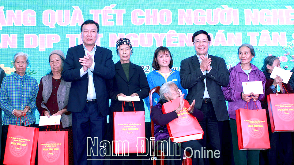 Đồng chí Phó Thủ tướng Chính phủ Phạm Bình Minh thăm, tặng quà Tết cho người nghèo nhân dịp Tết Nguyên đán Tân Sửu 2021