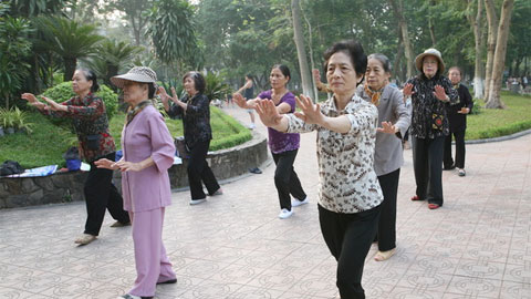 Tập cân bằng - phòng ngừa té ngã ở người cao tuổi