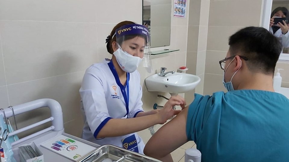 Việt Nam tiêm vaccine AstraZeneca theo quy trình chặt chẽ, đảm bảo an toàn