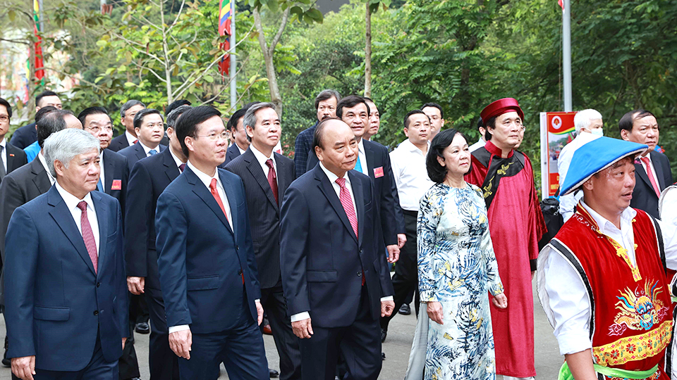 Chủ tịch nước Nguyễn Xuân Phúc dâng hương tưởng nhớ các vua Hùng