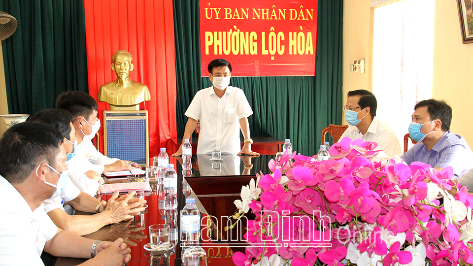 Đồng chí Chủ tịch UBND tỉnh kiểm tra công tác chuẩn bị bầu cử tại thành phố Nam Định