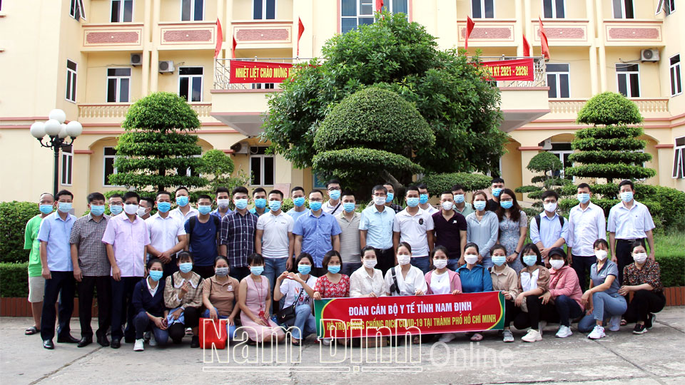 42 cán bộ y tế lên đường tham gia hỗ trợ Thành phố Hồ Chí Minh chống dịch COVID-19
