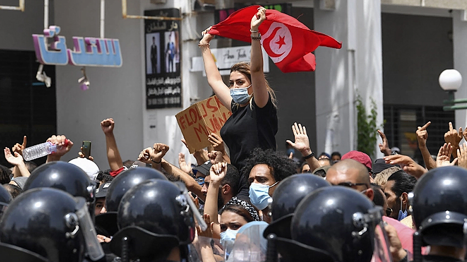 Tổng thống Tunisia giải tán Chính phủ, đình chỉ Quốc hội