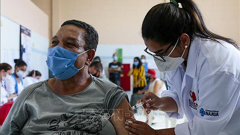 Brazil sẽ tiêm mũi vắc-xin tăng cường cho người cao tuổi và dễ tổn thương