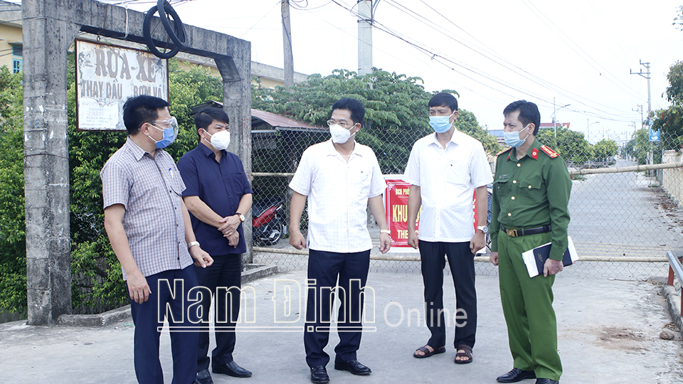 Đồng chí Phó Chủ tịch Thường trực UBND tỉnh kiểm tra  công tác phòng, chống dịch COVID-19 tại huyện Hải Hậu