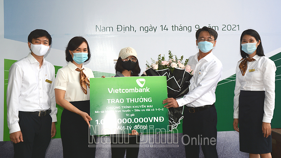 VietcomBank Chi nhánh Nam Định trao thưởng Chương trình khuyến mại "Mở tài khoản trực tuyến - Siêu ưu đãi có 1-0-2"