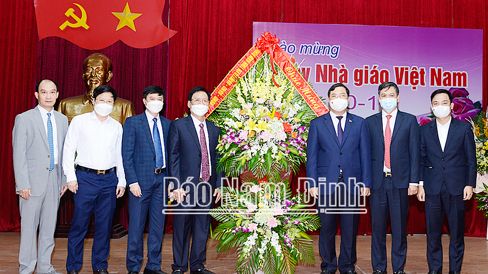 Đồng chí Bí thư Tỉnh ủy chúc mừng Ngành Giáo dục và Đào tạo nhân Ngày Nhà giáo Việt Nam