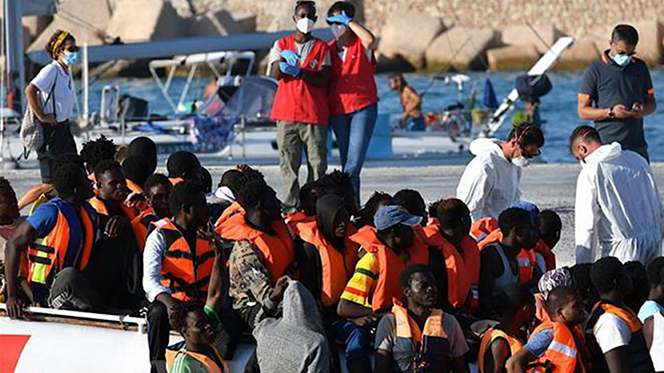 Lực lượng phòng vệ bờ biển Italia giải cứu hơn 420 người di cư