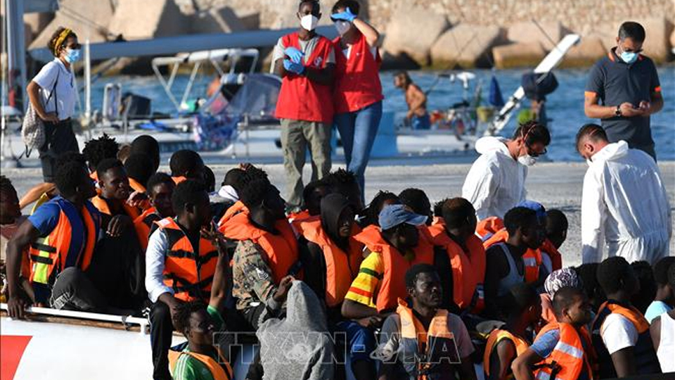 Italy giải cứu hơn 420 người di cư tại Địa Trung Hải