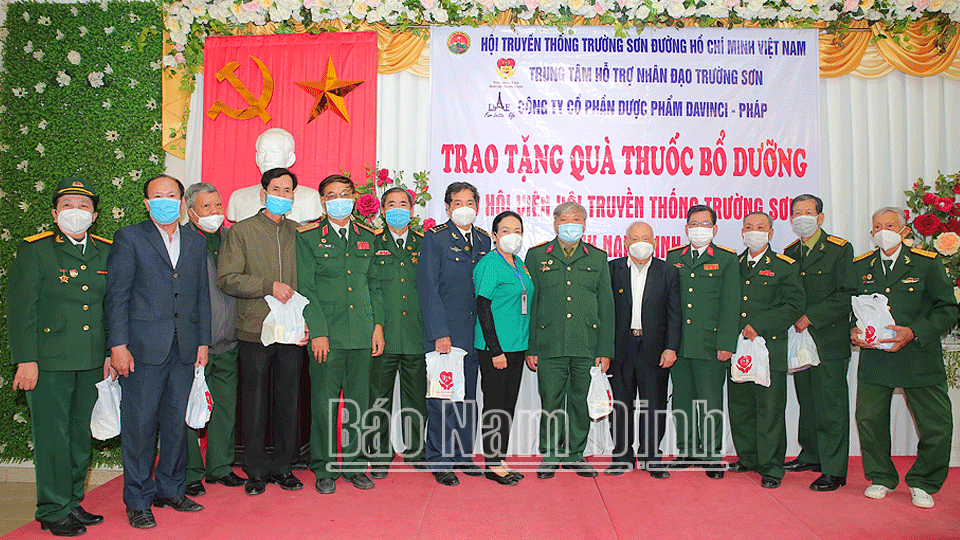 Hội Truyền thống Trường Sơn - Đường Hồ Chí Minh Việt Nam  trao tặng 200 suất quà cho hội viên tỉnh