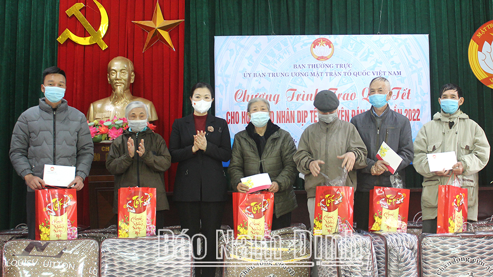 Ủy ban Trung ương MTTQ Việt Nam tặng 100 suất quà cho hộ nghèo trên địa bàn tỉnh