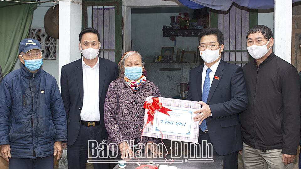 Đồng chí Phó Chủ tịch Thường trực UBND tỉnh thăm, tặng quà đối tượng chính sách ở huyện Mỹ Lộc