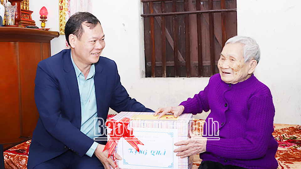 Đồng chí Phó Bí thư Thường trực Tỉnh ủy thăm, chúc Tết các gia đình chính sách tại huyện Vụ Bản