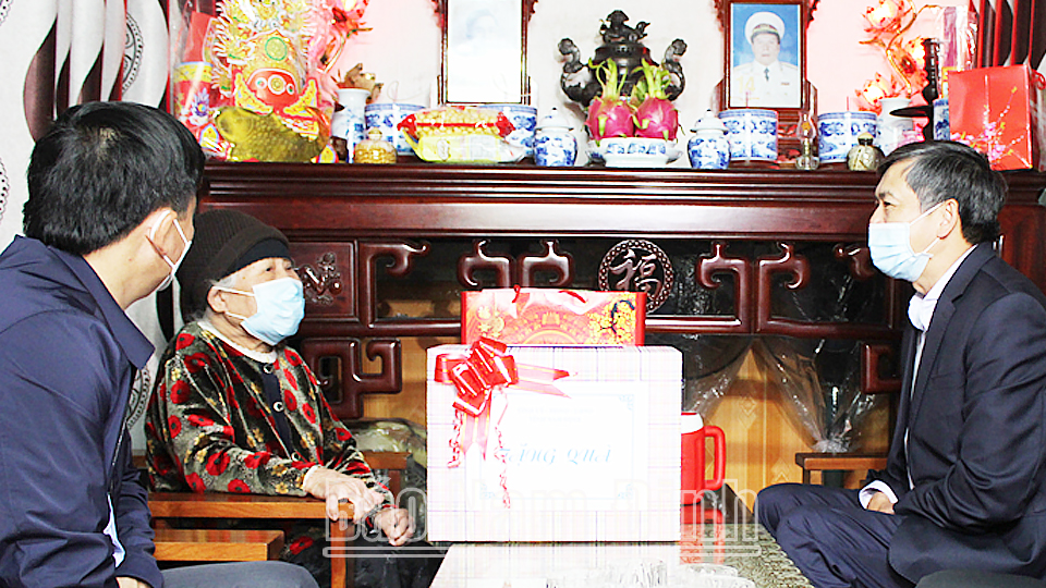 Đồng chí Phó Chủ tịch UBND tỉnh thăm, tặng quà các gia đình chính sách huyện Xuân Trường