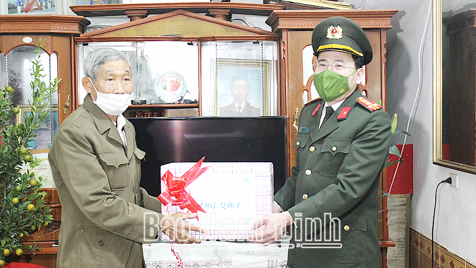 Đại tá Phạm Văn Long, Giám đốc Công an tỉnh thăm, chúc Tết các gia đình chính sách huyện Giao Thủy