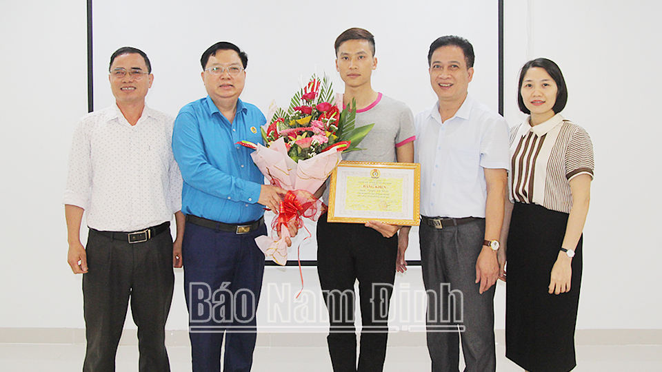 Liên đoàn Lao động tỉnh tổ chức gặp mặt, khen thưởng đoàn viên công đoàn Nguyễn Đức Chính