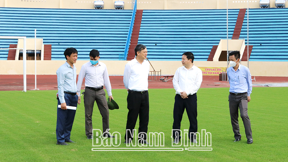 Đồng chí Phó Chủ tịch UBND tỉnh kiểm tra tiến độ cải tạo, nâng cấp Sân vận động Thiên Trường phục vụ SEA Games 31