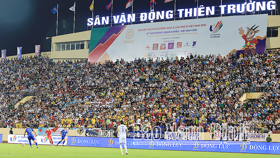 Cổ động viên Nam Định - Động lực cuồng nhiệt cho các đội thi đấu trên sân Thiên Trường