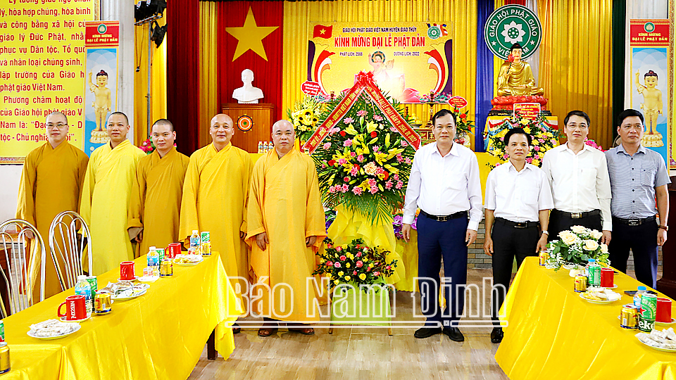 Đồng chí Phó Bí thư Thường trực Tỉnh ủy chúc mừng Đại lễ Phật đản tại huyện Giao Thủy