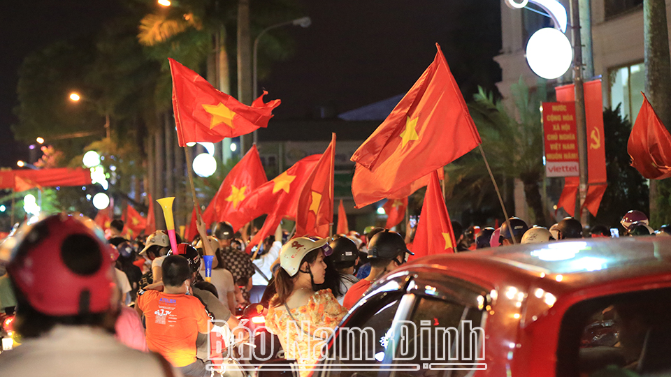 Hàng nghìn người dân Nam Định xuống đường ăn mừng chiến thắng của U23 Việt Nam