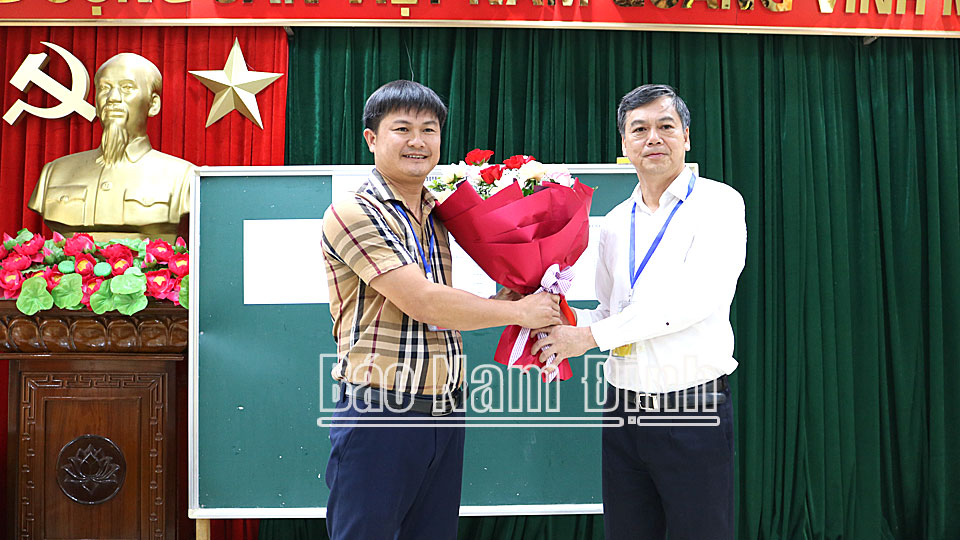 Đồng chí Phó Chủ tịch UBND tỉnh thăm, động viên Hội đồng thi tốt nghiệp tại Trường THPT Mỹ Lộc