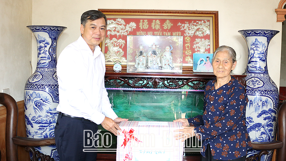 Đồng chí Phó Chủ tịch UBND tỉnh thăm, tặng quà các gia đình chính sách huyện Xuân Trường
