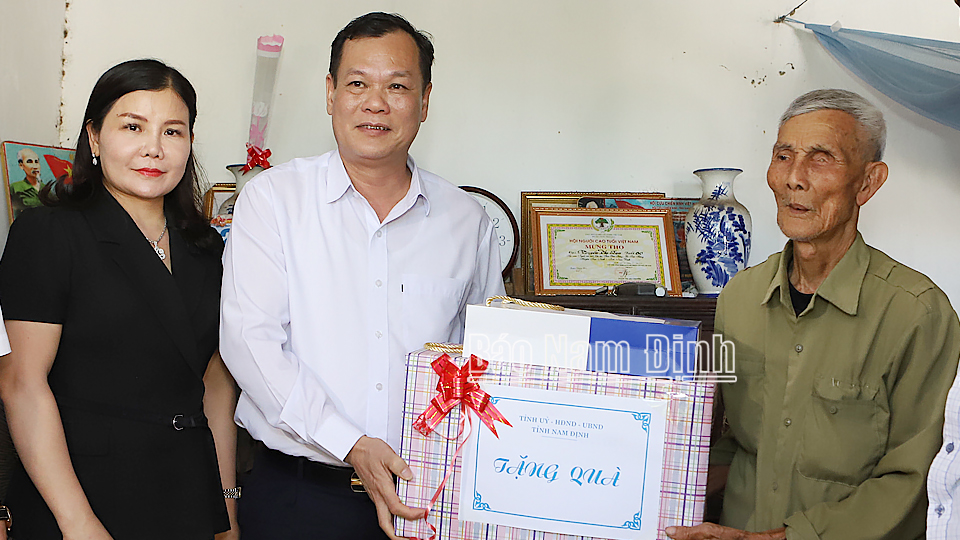 Đồng chí Phó Bí thư Thường trực Tỉnh ủy thăm, tặng quà các gia đình chính sách huyện Trực Ninh