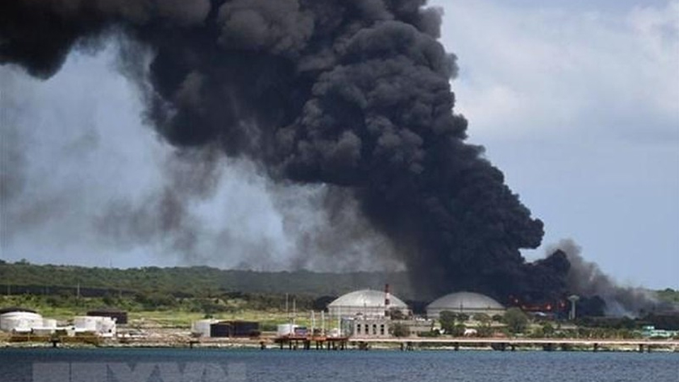 Nhà máy điện lớn nhất Cuba ngừng hoạt động sau vụ cháy kho dầu