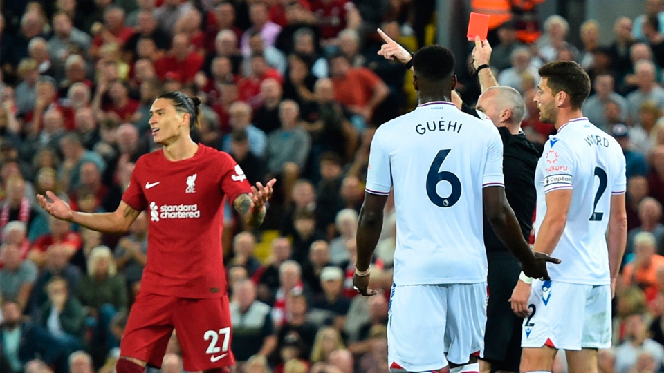 Tân binh Nunez nhận thẻ đỏ, Liverpool bị Crystal Palace cầm hòa