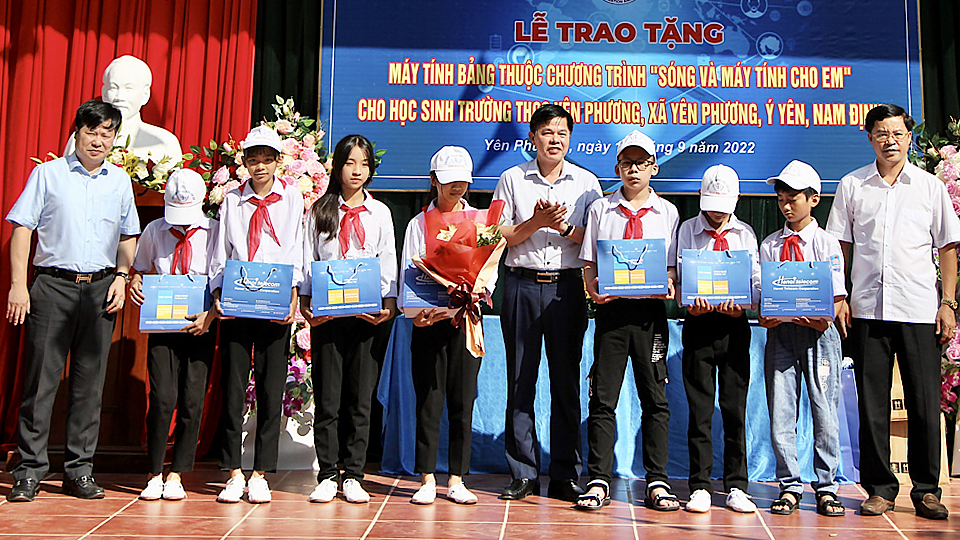 Trao tặng máy tính bảng cho 50 học sinh nghèo Trường THCS Yên Phương
