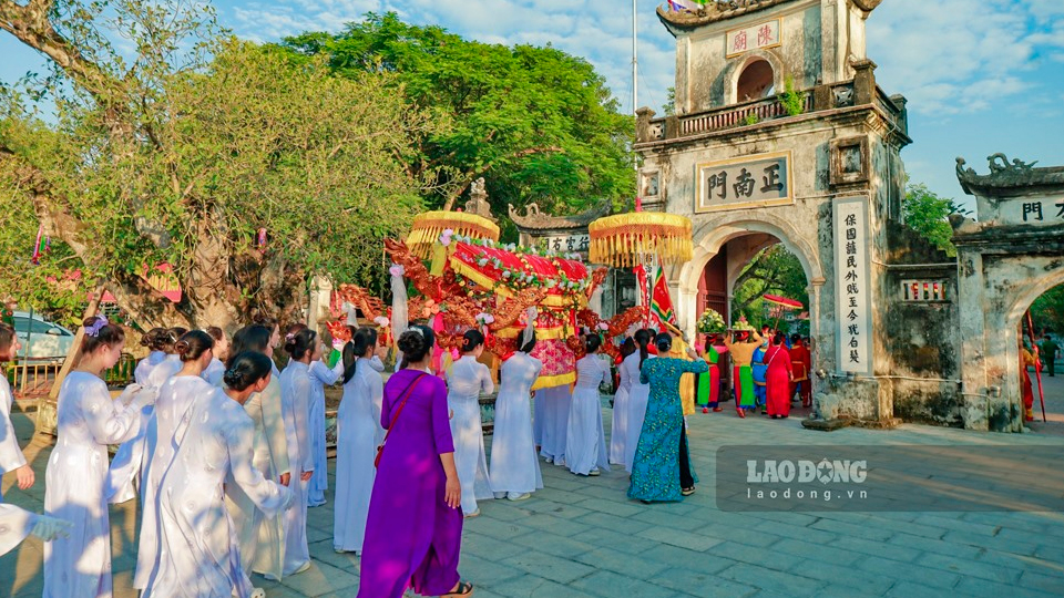 Hàng nghìn du khách trẩy hội đền Trần Nam Định sau 2 năm COVID-19