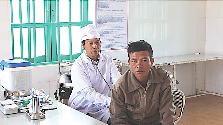 Cán bộ Trạm Y tế xã Giao An (Giao Thủy) khám bệnh cho người dân.