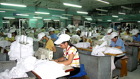 Sản xuất các sản phẩm xuất khẩu ở Cty CP Dệt may Sơn Nam. 