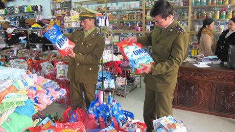 Lực lượng QLTT huyện Vụ Bản kiểm tra các mặt hàng tiêu dùng lưu thông trên địa bàn.  Bài và ảnh: Nguyễn Hương