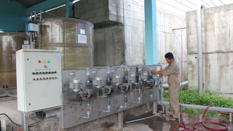 Vận hành dây chuyền Trạm xử lý nước thải tập trung KCN Hoà Xá (TP Nam Định).  Bài và ảnh: Thuý Vy