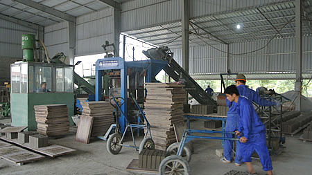 Sản xuất gạch không nung tại Cty CP Gạch không nung 567, KCN Hoà Xá (TP Nam Định). 