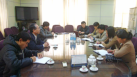 Cán bộ Phòng Tuyên truyền hỗ trợ người nộp thuế (Cục Thuế tỉnh) tư vấn về chính sách thuế cho Cty CP May Nam Hà (TP Nam Định).