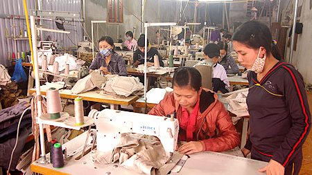 HTX Dệt may Hoàng Mai, xã Nghĩa Sơn (Nghĩa Hưng) tạo việc làm cho trên 80 lao động với mức thu nhập từ 2,7-4 triệu đồng/người/tháng.