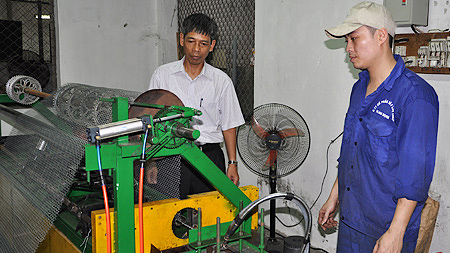 Vận hành dây chuyền sản xuất lưới thép B40 tại Cty CP Dây lưới thép Nam Định.