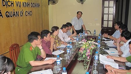 Đoàn thanh tra, kiểm tra của tỉnh về VSATTP làm việc với Cty Dịch vụ kinh doanh và quản lý chợ Thành phố Nam Định.