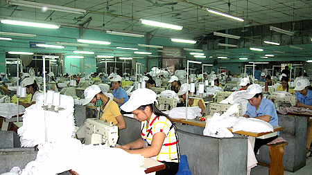Sản xuất các sản phẩm dệt may xuất khẩu tại Cty CP Dệt may Sơn Nam (TP Nam Định).