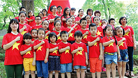 Tham gia dàn hợp xướng 1.300 người hát Quốc ca có cả các cháu nhỏ lứa tuổi mẫu giáo.
