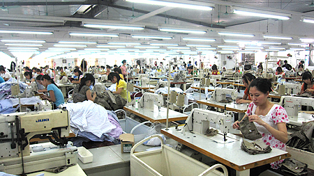 Sản xuất các sản phẩm may mặc tại Doanh nghiệp tư nhân Phương Lan, xã Yên Trị (Ý Yên). 