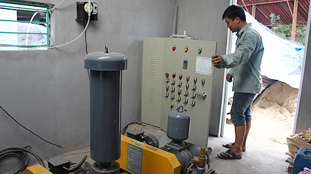 Cán bộ kỹ thuật Cty CP Dệt may Sơn Nam (TP Nam Định) vận hành Trạm xử lý nước thải. 